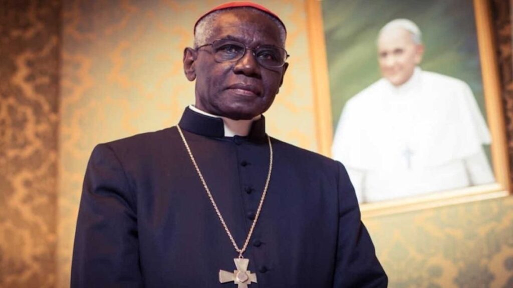 Le cardinal Robert Sarah pourrait succéder au Pape François, bien que beaucoup craignent qu'il ne soit trop dur.