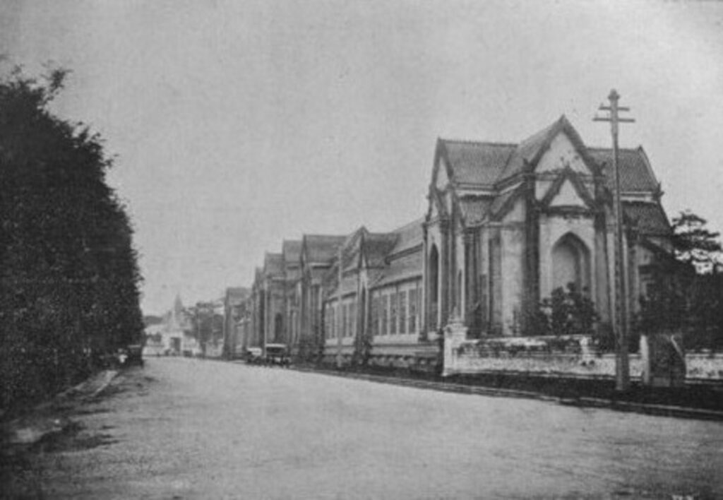 Bibliothèque Nationale de Thaïlande : un Français au cœur du savoir siamois (1918) Une photo de la Bibliothèque nationale de Thaïlande, dans le livre de l'éminent George Coedès