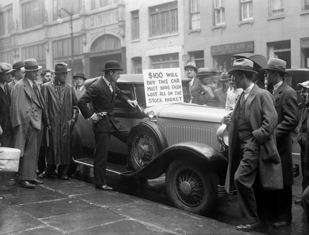 Quand commence un krach boursier ? Et qu’appelle-t-on ainsi ? Une image du krach boursier de 1929. Ici, un homme se tient près d'une voiture, arborant un panneau qui dit "100 dollars pour acheter cette voiture. Vous devez posséder la somme en liquide, j'ai tout perdu en bourse."