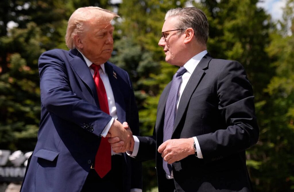 Trump serre la main de Mark Carney lors du G7