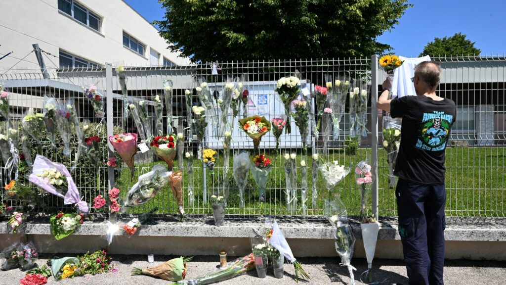 Une surveillante tuée par un collégien à Nogent-sur-Marne : 1500 personnes défilent pour elle Le collège s'orne de fleurs pour honorer la mémoire de Mélanie, une surveillante qui a été tuée par un élève.