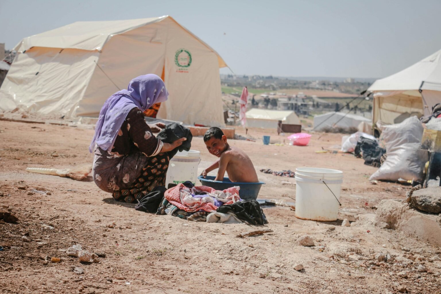 Des réfugiés afghans devant un camp