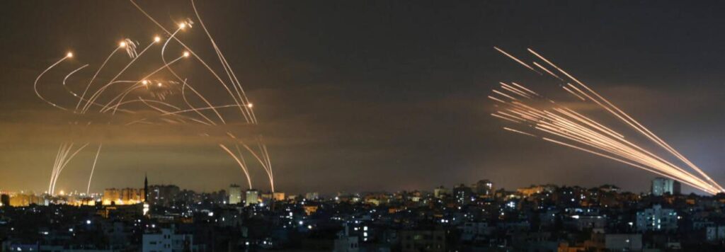 Le Dôme de fer et l’arsenal défensif d’Israël Le Dôme de fer est à Israël ce que les murs sont aux personnages dans l'attaque des Titans : une protection contre un danger énorme qu'il ne faudrait pas imaginer infaillible.