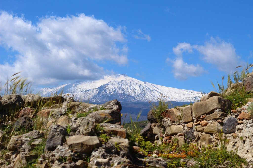 Éruption du volcan de l’Etna : Des fuites de cendres impressionnante Le volcan Etna est toujours en action, il a même fait peur à de nombreux touristes!