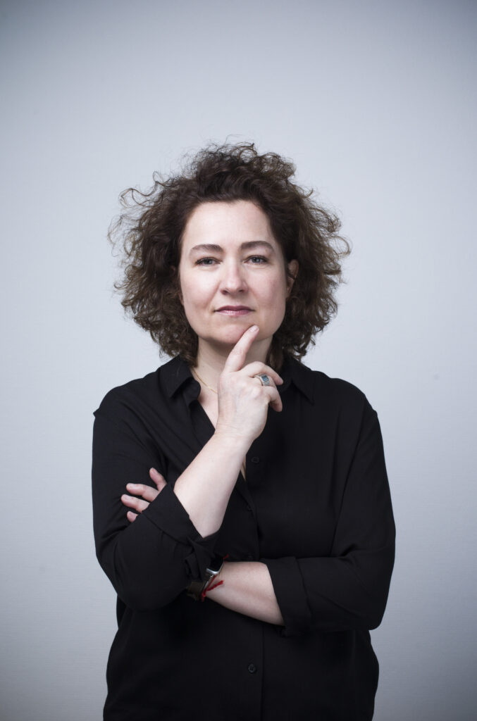 Guénaëlle Gault : “Les Français se retirent de plus en plus des médias traditionnels.” Guénaëlle Gault, directrice générale de L'ObSoCo, constate que les médias doivent revoir leurs pratiques pour rendre les informations plus digestes en revoyant leur structure. © Corentin Fohlen