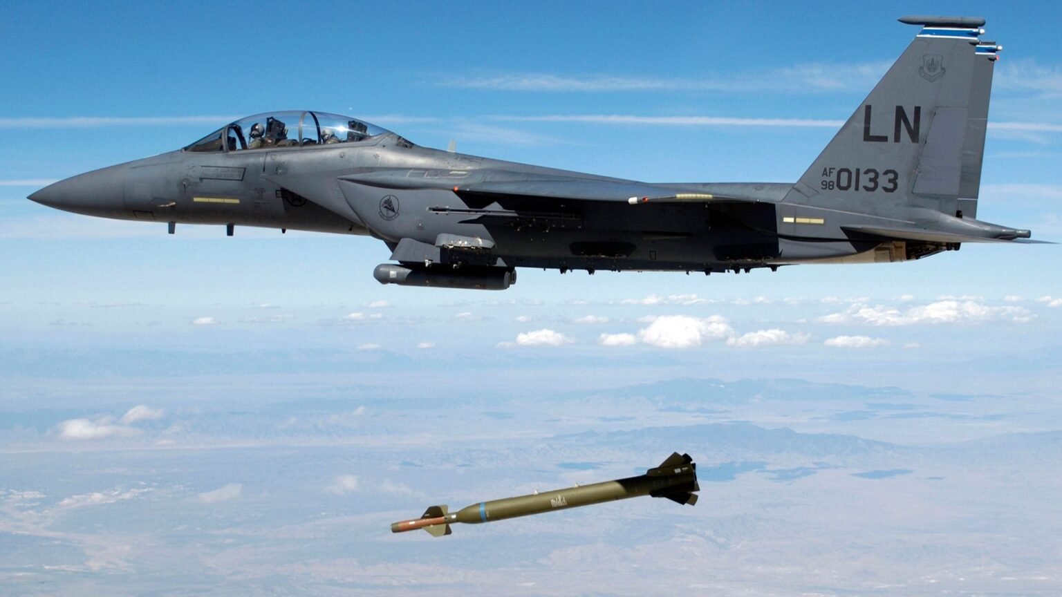 Les États-Unis bombardent les sites nucléaires iraniens avec la bombe GBU-57 Les États-Unis se sont lancés dans une offensive contre l'Iran en lâchant une bombe massive anti-bunker