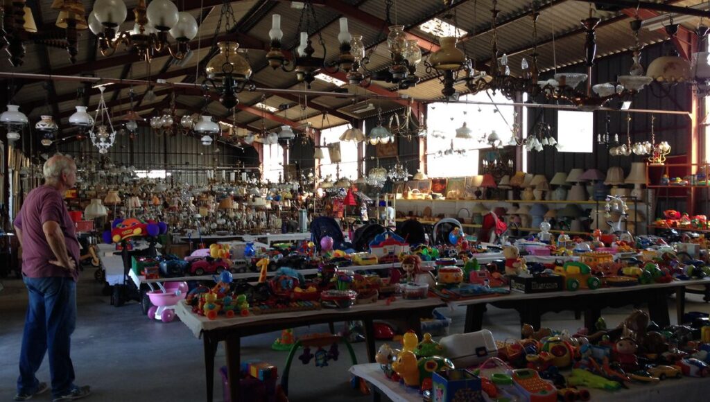 Emmaüs cesse la collecte de vêtements dans le Puy-de-Dôme. Emmaüs Puy-Guillaume organise toujours une vente d'été. Cependant, ils ont retiré les conteneurs de collecte à cause de l'abus des consommateurs de fast-fashion.