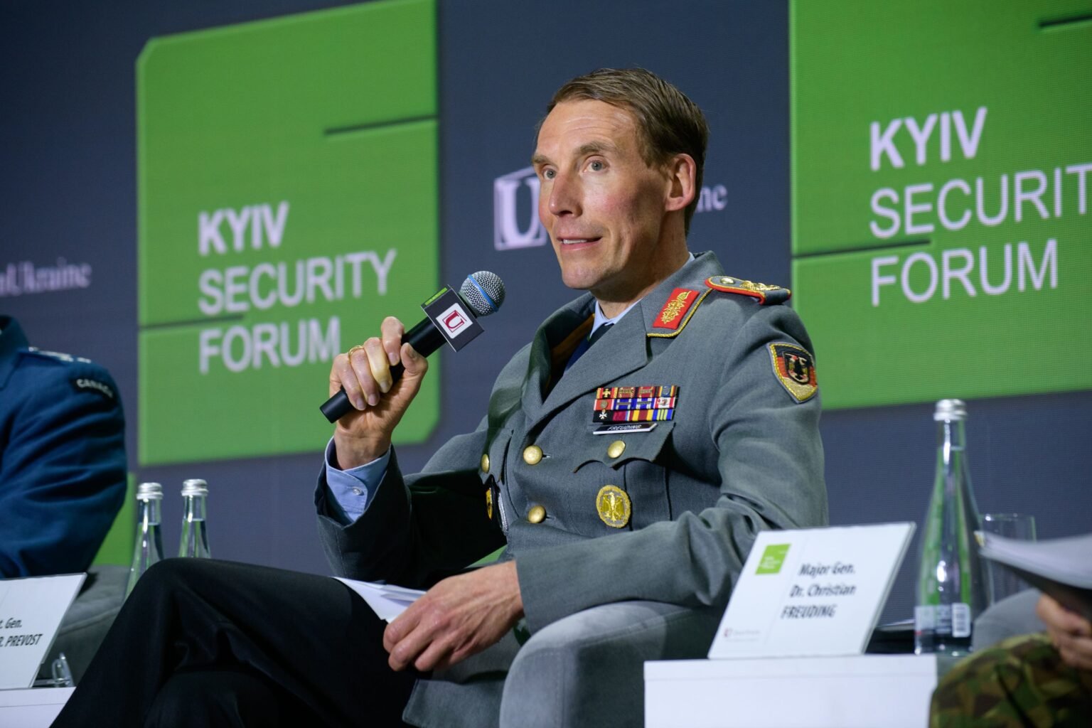 Y a t-il une fin en vue pour la guerre en Ukraine? Christian Freuding, général du ministère allemand de la Défense pense que la stratégie différente pour contrer les drones russes afin de pouvoir mettre fin à cette guerre sanglante.