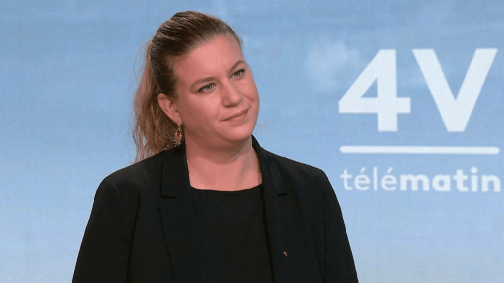 « Désarmer la police municipale ? » : Mathilde Panot s’attire les foudres Mathilde Panot enchaîne avec des déclarations dangereuses qui aggravent la condition des agents de sécurité en disant que la police ne devrait pas avoir besoin d'armes.