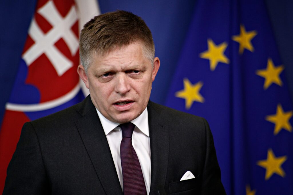 L’UE a réussi à imposer son nouveau paquet de sanctions contre la Russie Le Premier Ministre Slovaque Robert Fico a annoncé sur les réseaux sociaux que la Slovaquie ne sera plus un obstacle quant aux sanctions infligées à la Russie