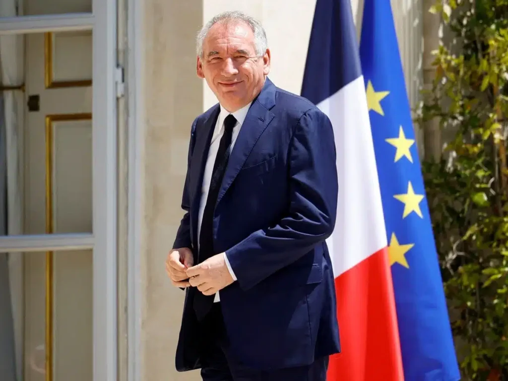 Travailler plus : François Bayrou annonce la suppression de deux jours fériés Le Premier Ministre François Bayrou risque de devenir très impopulaire d'un coup!