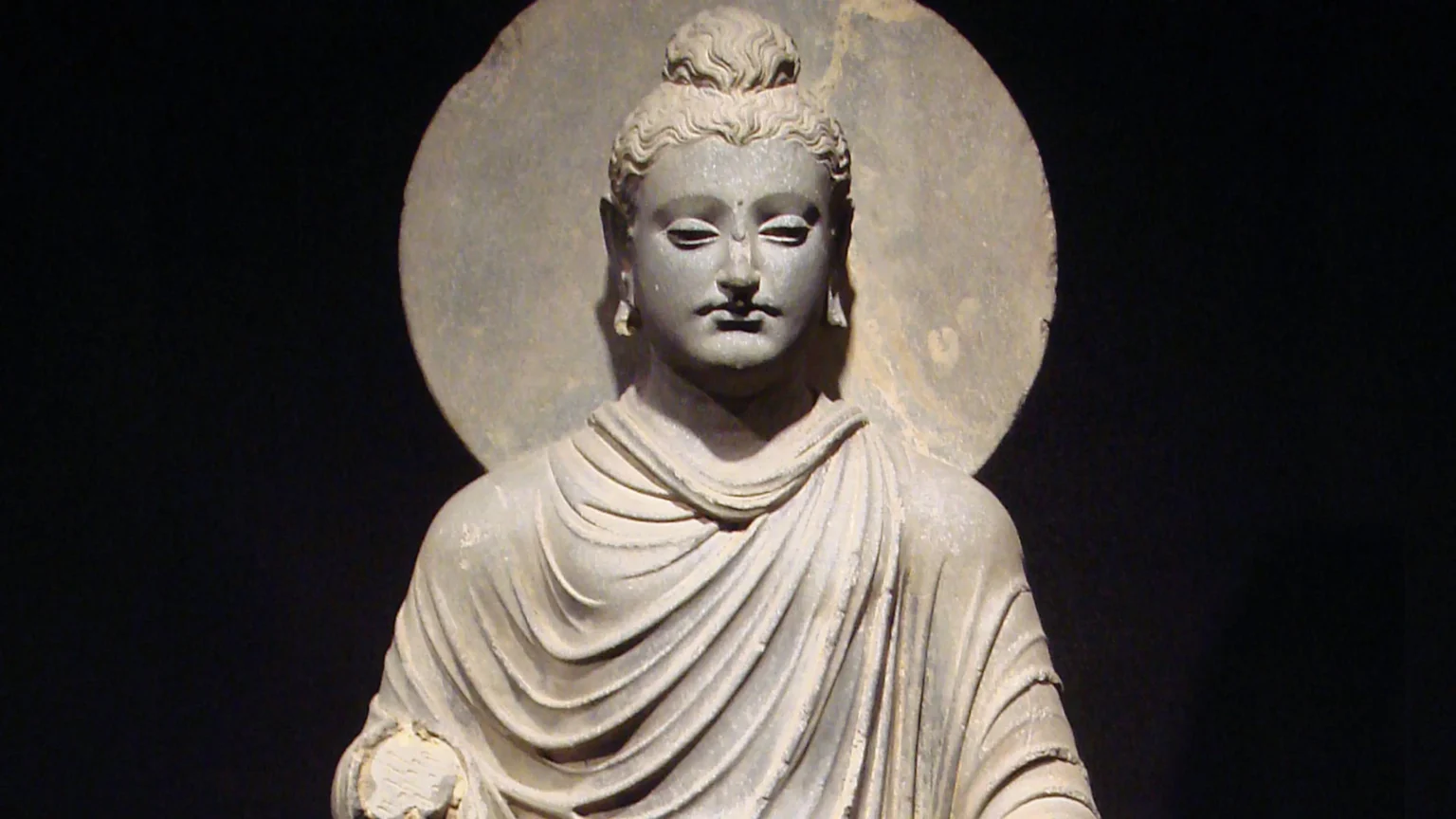 Les influences gréco-romaines sur le bouddhisme L'art du Ghanddara met en scène des statues bouddhistes qui semblent imiter les statues grecques.