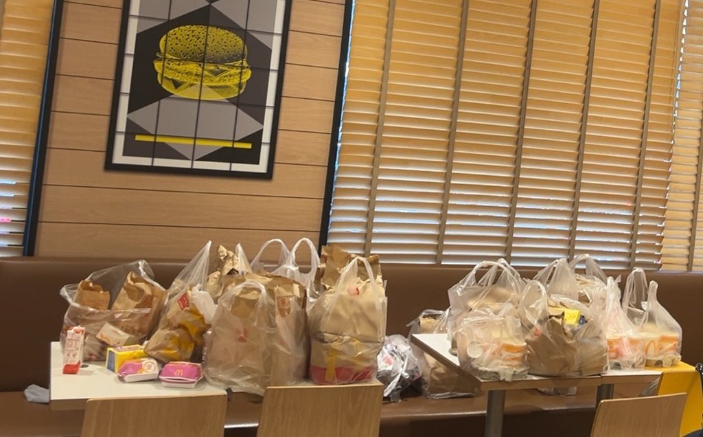 McDonald’s transforme le Japon en poubelle à ciel ouvert McDonald's a transformé le Japon que les Français idéalisent en poubelle. Pourquoi? Parce que les cartes Pokémon dans les Happy Meal font fureur et se vendent bien.