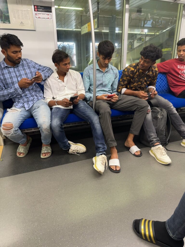 Des hommes indiens dans le métro de Tokyo : Pour de nombreux japonais, leur posture n'est pas correcte car il est d'usage de ne pas porter de claquettes dehors, ni de parler fort en public.
