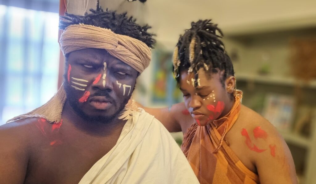 Koffi Offeh prétend être un roi africain qui habite aux Highlands. Si cela peut faire rire, c'est en réalité un cas triste qui rappelle que certains migrants ne s'intègrent pas et ont besoin de soins psychiatriques