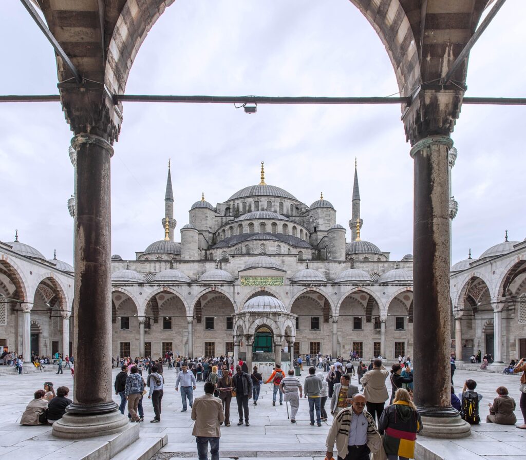 La technologie, carburant du surtourisme… et possible frein ? Sultanahmet, la mosquée bleue d'Istanbul, voit toujours des touristes affluer des quatre coins du monde.