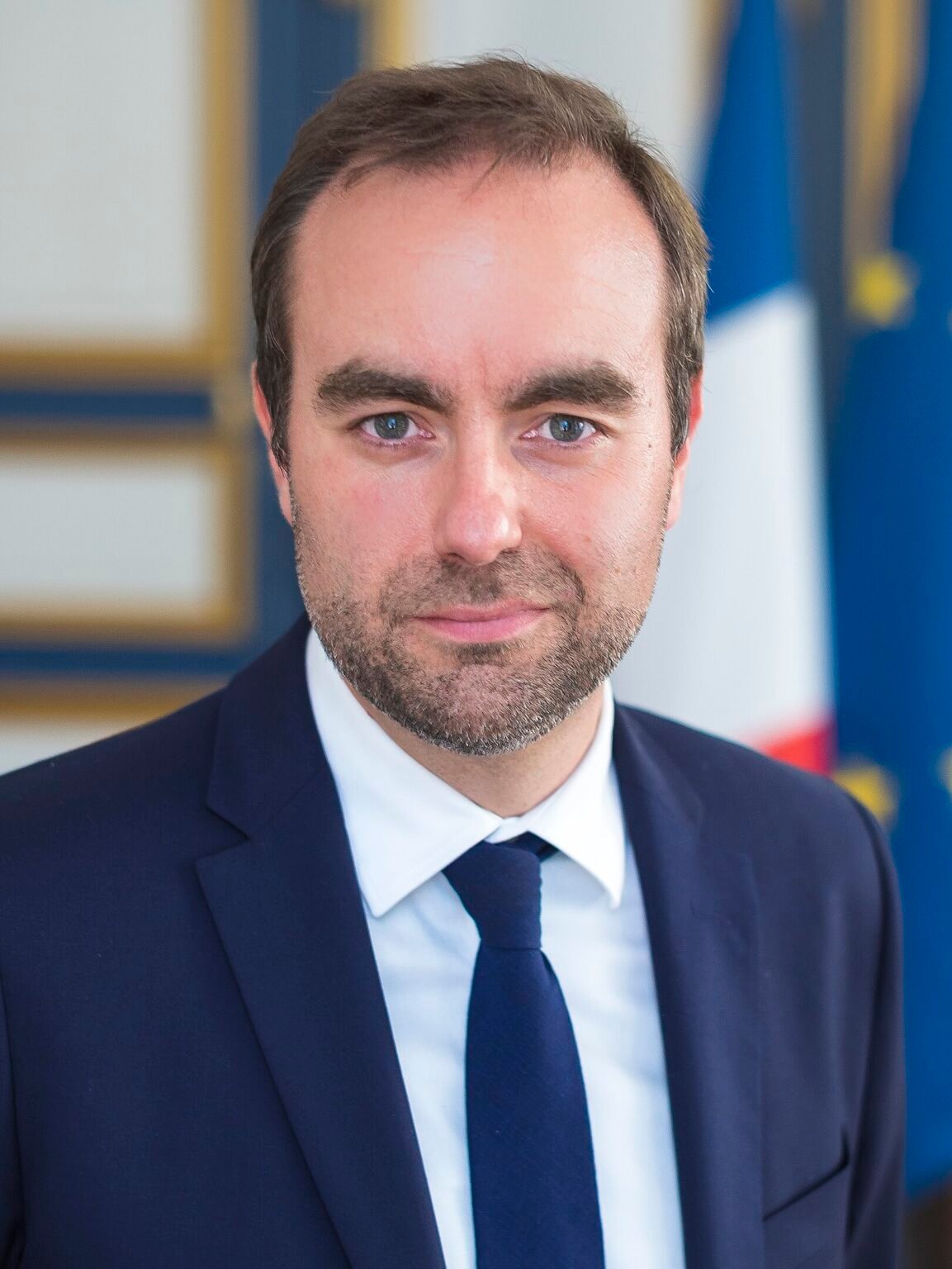 Sébastien Lecornu remplace officiellement François Bayrou.