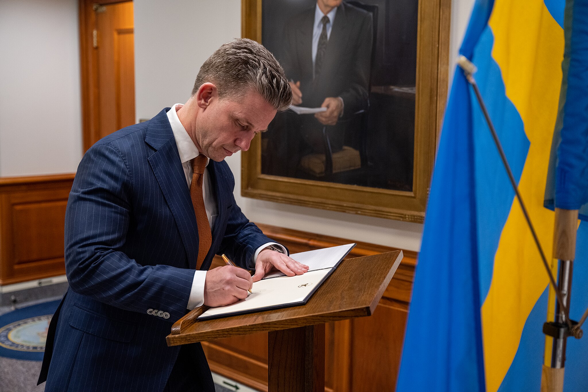 Le ministre suédois de la Défense, Pål Jonson, signe le livre d'or du Pentagone avant un échange bilatéral organisé par le secrétaire à la Défense Lloyd J. Austin III au Pentagone, à Washington, D.C., le 5 décembre 2023. (Photo du Département de la Défense par le sergent-chef de l'US Air Force, Jack Sanders)