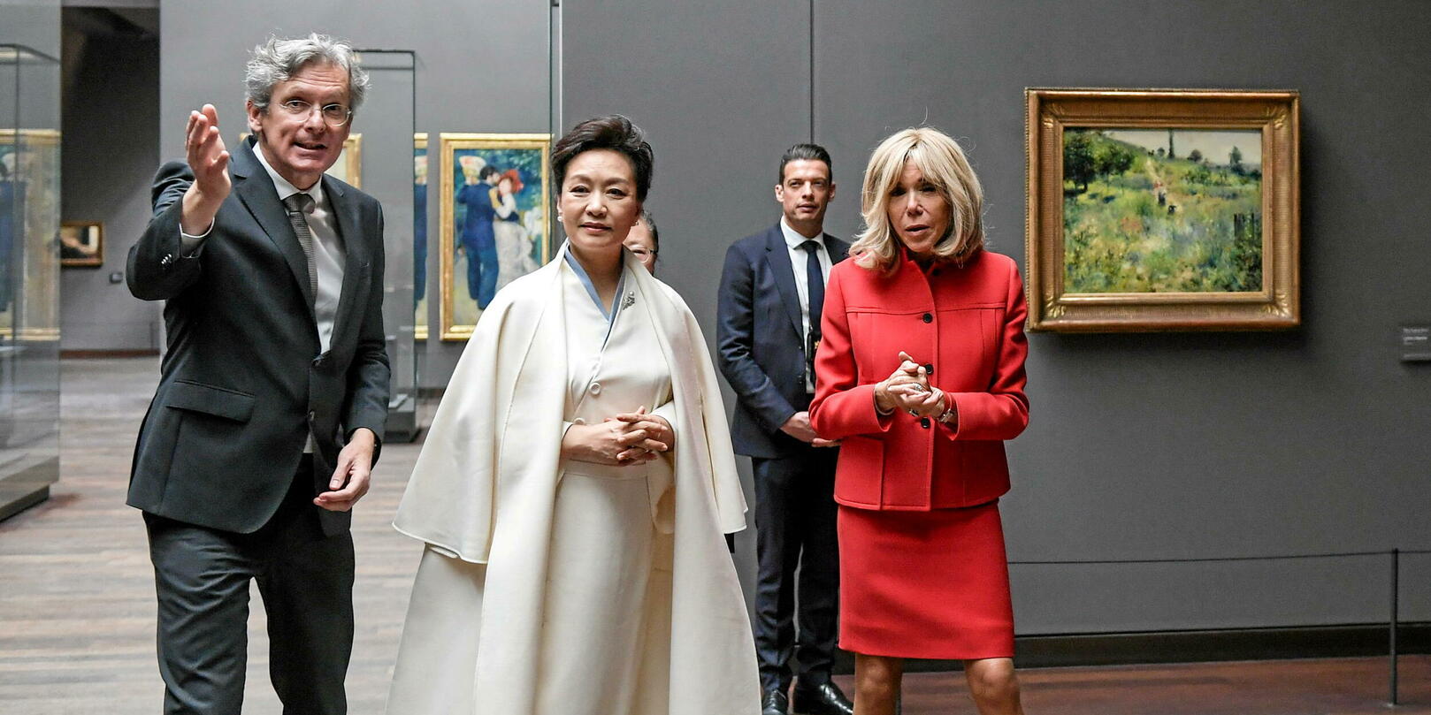 Sylvain Amic faisant visiter le musée d'Orsay à Brigitte Macron et à l'épouse du président chinois Peng Liyuan, à Paris, le 6 mai 2024. © ISA HARSIN/SIPA