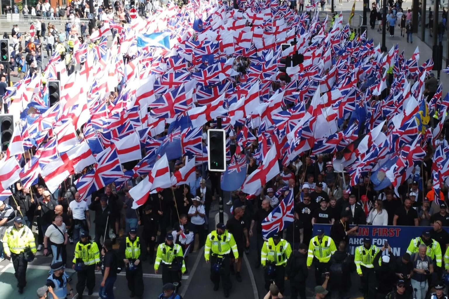 L'Angleterre, depuis plusieurs mois est engloutie de drapeaux qui signalent un refus de l'immigration. Hier, à Londres, tout s'est intensifié.