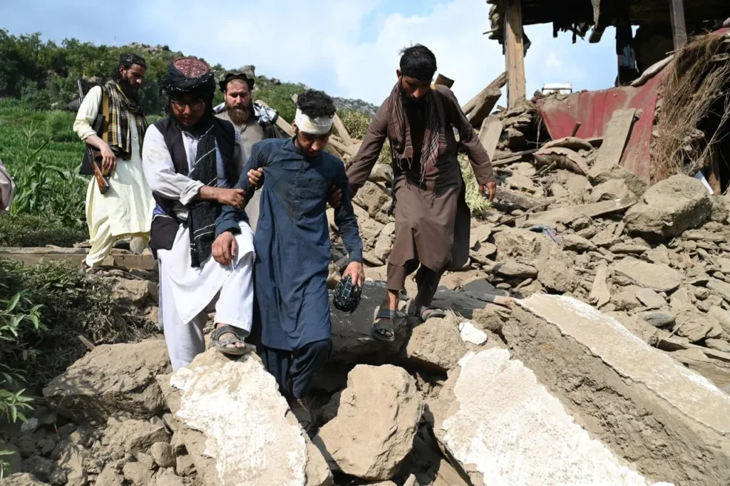 Des Afghans viennent en aide à un homme blessé à la suite des séismes qui ont frappé la province de Kunar, dans l’est de l’Afghanistan, le 1er septembre 2025. © WAKIL KOHSAR / AFP