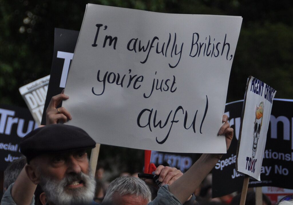 Trump en grande pompe : une deuxième visite d’État au Royaume-Uni Trump n'a pas été accueilli en fanfare à Londres en septembre 2025; Même en 2019, des panneaux affichaient des messages tels que "Je suis horriblement anglais, mais vous êtes simplement horrible" lors de la dernière visite de Trump en Angleterre.