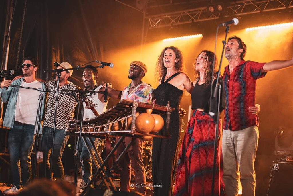 DIYA FASO: L’afro Fusion Burkinabé en transe sur les scènes de France Diya Faso mélange les influences afro et du monde entier dans leur musique. ©Sylvie Vasseur