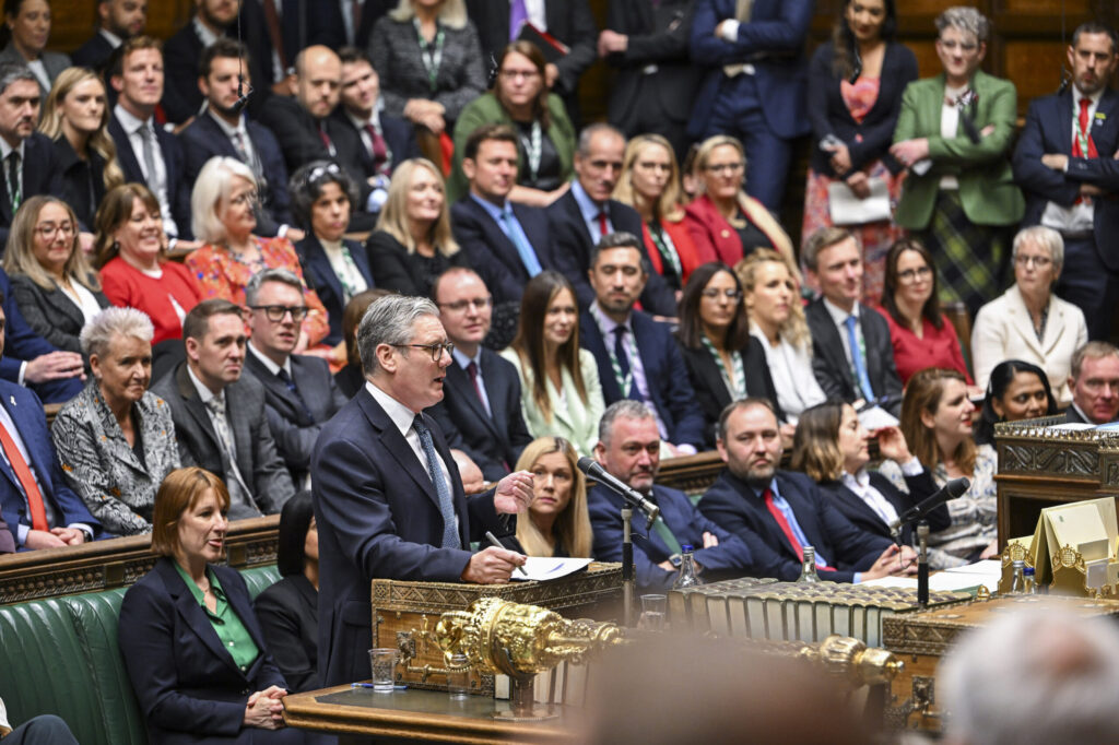 Les Questions au Premier ministre britannique font leur rentrée Keir Starmer, en pleine séance, répond à des questions. ©House of Commons