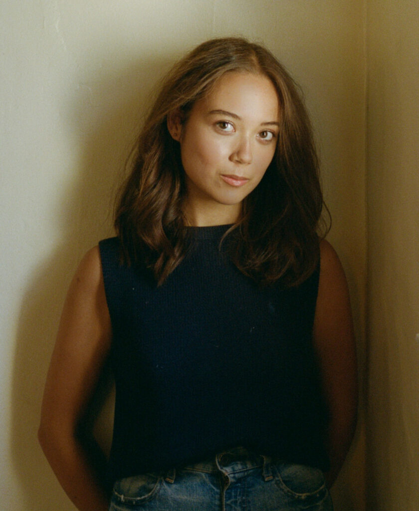 Laufey est une chanteuse sino-islandaise avec une voix magnifique, influencée par sa mère violoniste.