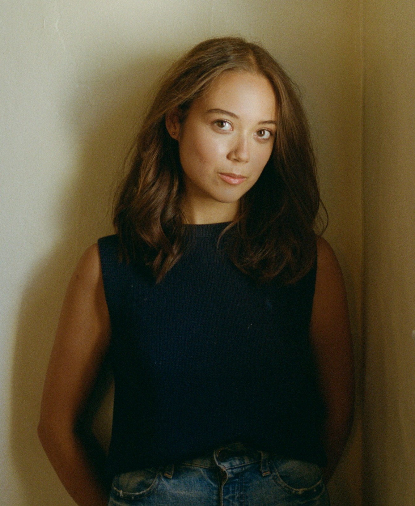 Laufey est une chanteuse sino-islandaise avec une voix magnifique, influencée par sa mère violoniste.