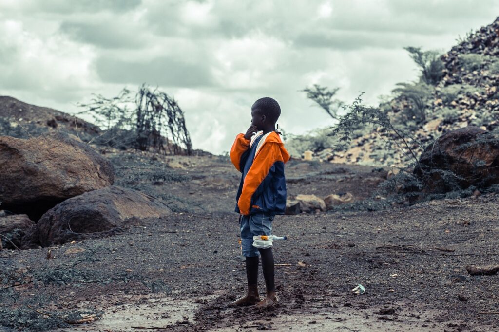 Kenya : « La santé mentale des jeunes est négligée » Un jeune kenyan en pleine nature.