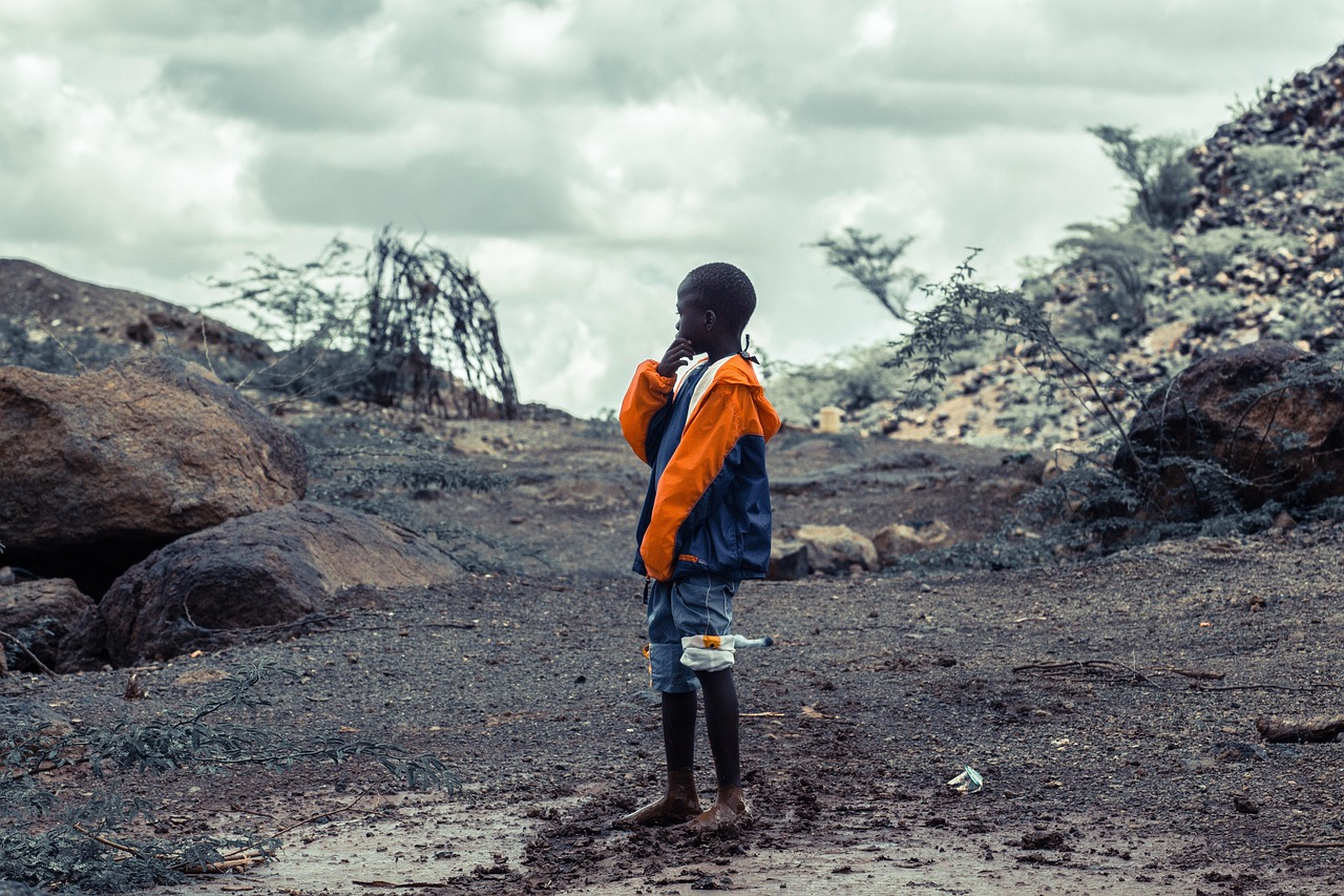Un jeune kenyan en pleine nature.