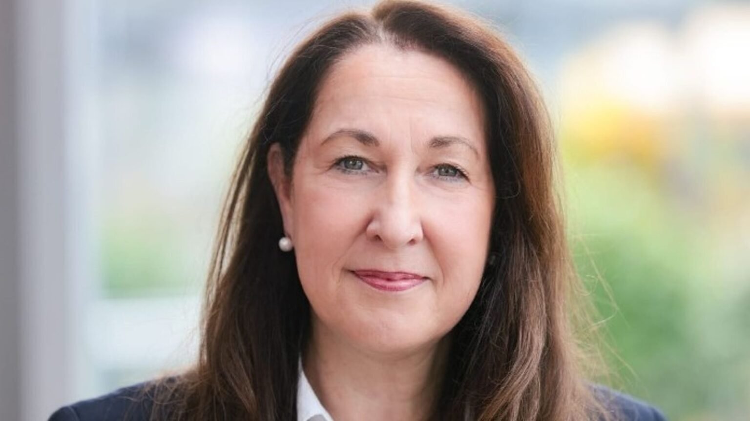 Iris Stalzer : un drame familial qui bouleverse Herdecke Iris Stalzer, la nouvelle maire de Herdecke a vécu des violences graves aux mains de sa propre fille.