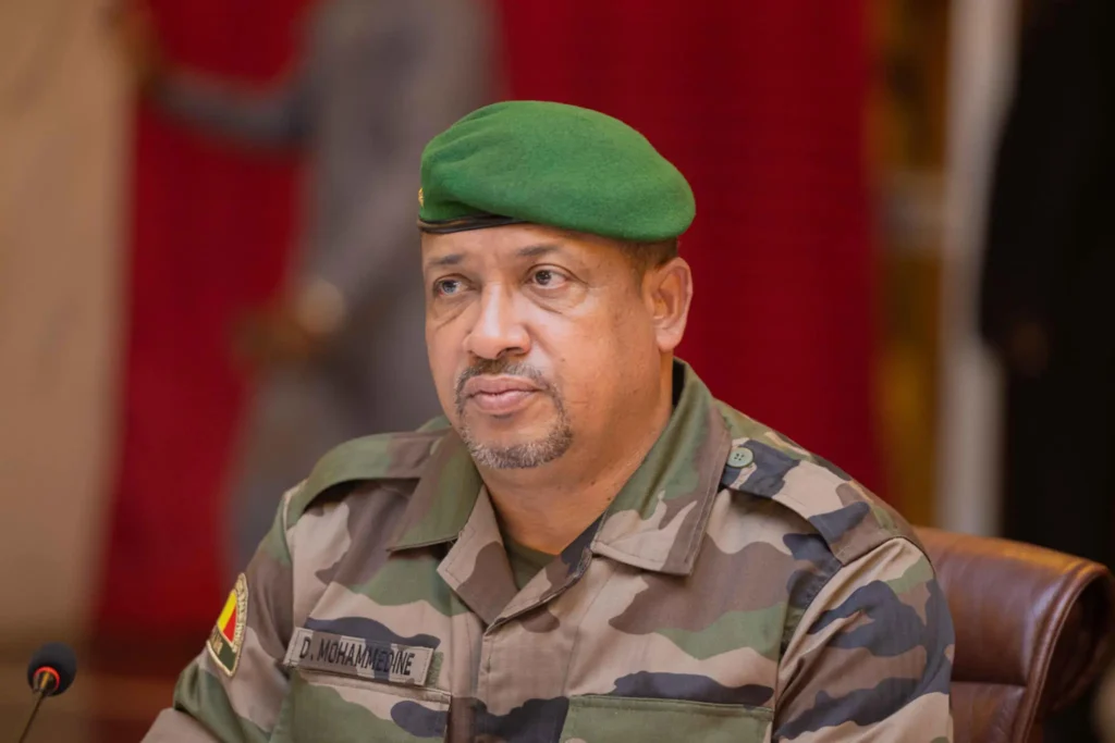 La guerre de communication derrière la pénurie de carburant au Mali Le ministre malien de la sécurité et de la protection civile, Daoud Aly Mohammedine