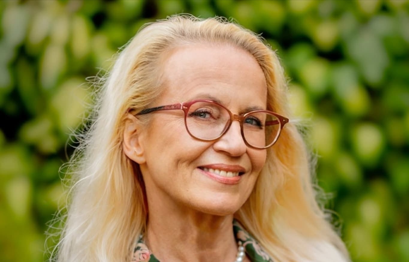 Renée est commentatrice radio en Grèce et s'intéresse aux affaires étrangères ainsi qu'aux économies mondiales.