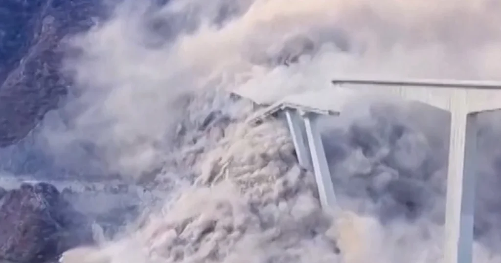 Un pont a cédé au Sichuan.