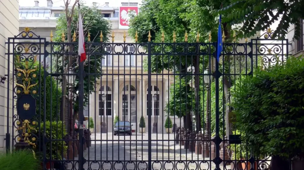 Pologne suspend ambassadeur en France dans scandale de faux diplômes La Pologne suspend Łukasz Klimczak, ambassadeur en France, pour enquête sur faux diplômes et corruption. Tensions internes post-PiS et réactions politiques