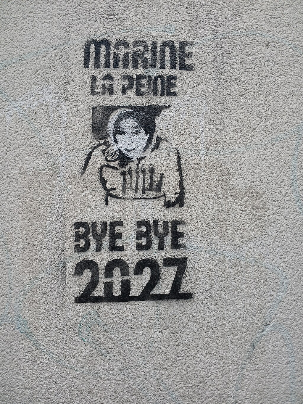 Un tag mural qui dit "Marine La Peine - Bye Bye 2027" pour se moquer de Marine Le Pen. ©Guallendra