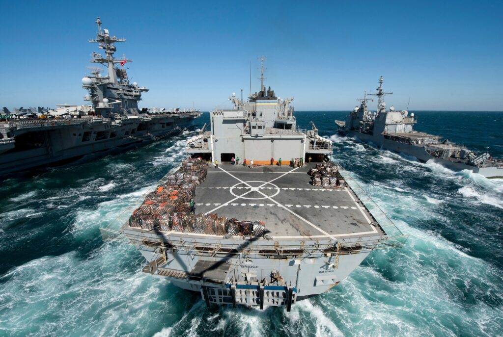 Tensions navales Iran États-Unis illustrées par des tirs réels iraniens