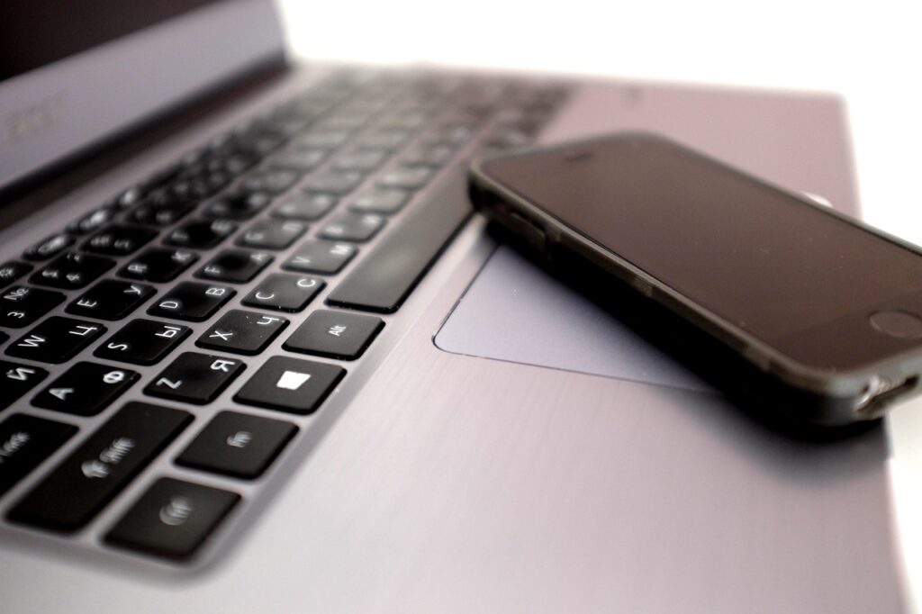 Les jeunes se reposent de plus en plus sur l'IA pour leur soutien psychologique. Pourquoi? Parce que c'est moins cher et beaucoup plus accessible. Pourtant, ça ne peut absolument pas remplacer un professionnel de santé