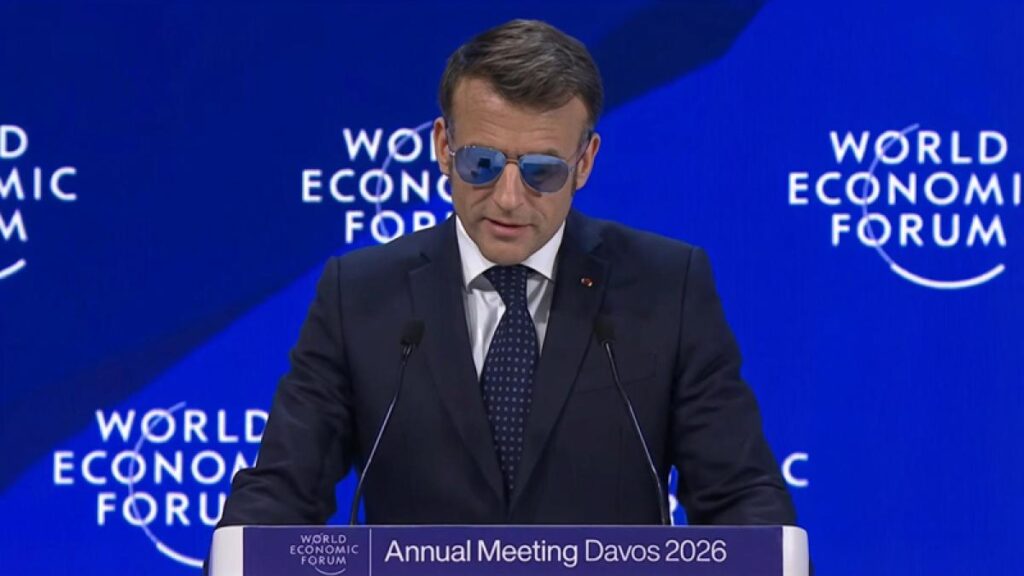 Emmanuel Macron a regagné en popularité lors de sa prise de parole au World Economic Forum de 2026. S'opposant à un Trump qui le boude, Emmanuel Macron s'est exprimé avec des lunettes de soleil Davos, symbole de cool à la Française. ©diplomatie.gouv.fr
