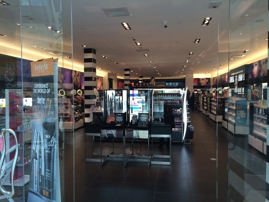 Les Sephora ne sont plus le lieu culte qu'ils étaient en 2016. Et pour cause; de nombreuses marques de maquillage peinent à retenir leurs fans.