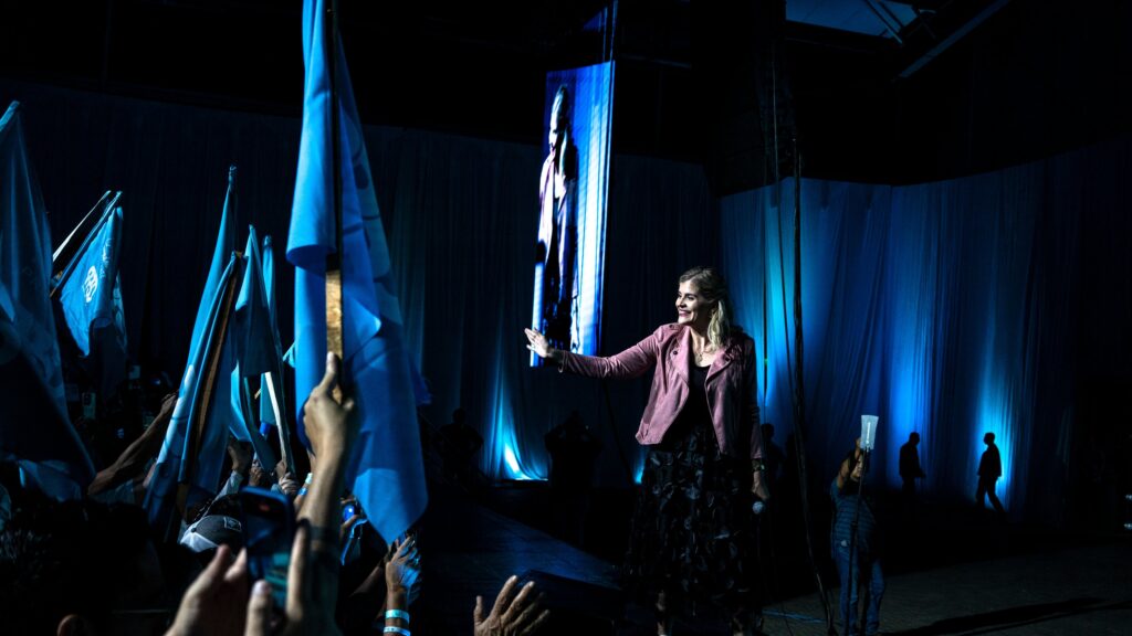 « Laura Fernandez avance ses politiques populistes Costa Rica lors d’un rassemblement »