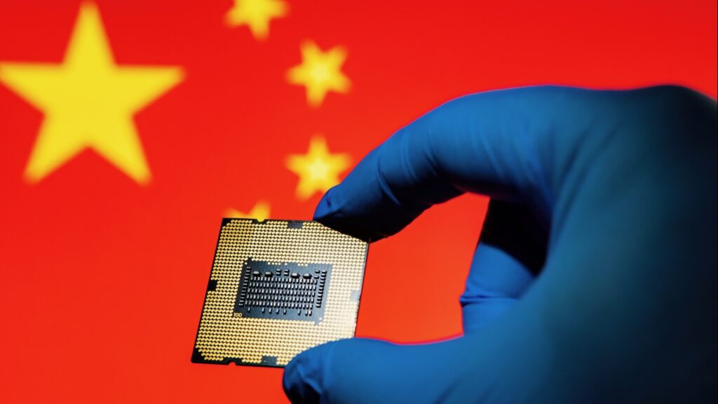 Vue rapprochée d'un wafer de silicium illustrant la pénurie de processeurs Intel et AMD en Chine.