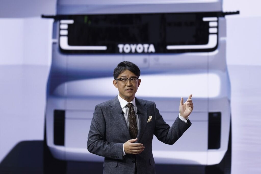 Kenta Kon, nouveau dirigeant nommé après la démission du PDG de Toyota, lors d'une conférence de presse.