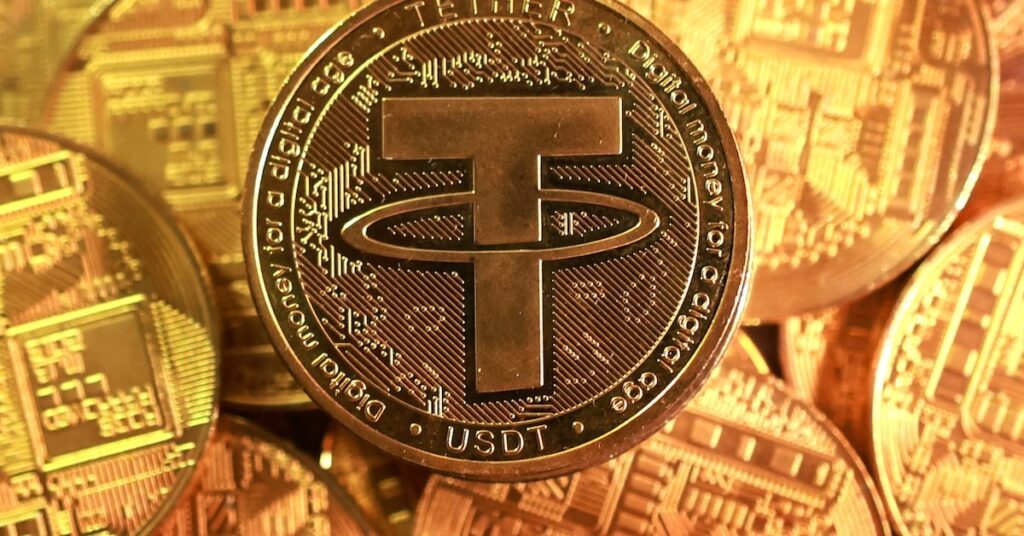 Régulation crypto: Tether gèle 4,2 milliards de dollars liés à des activités criminelles 2026 Symbolisation de la Régulation crypto contre le blanchiment d'argent et le terrorisme.