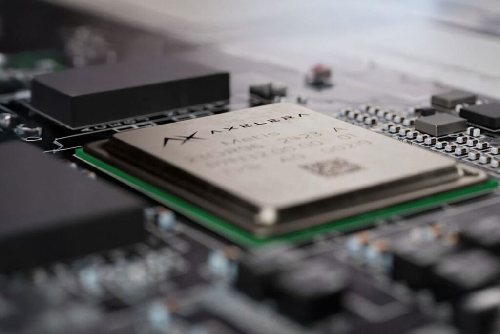Startup européenne puces Axelera accélère son développement mondial avec une levée de fonds record Amsterdam 2026 Gros plan sur la puce Europa conçue par la Startup européenne puces pour l'inférence industrielle.