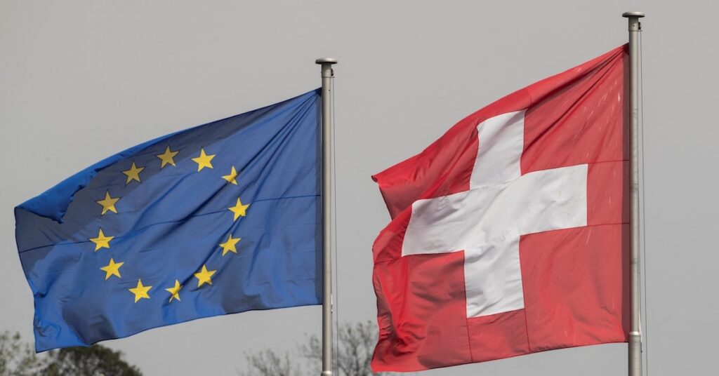 Union des drapeaux de la Confédération et de l'Union pour symboliser les Accords Suisse-UE.