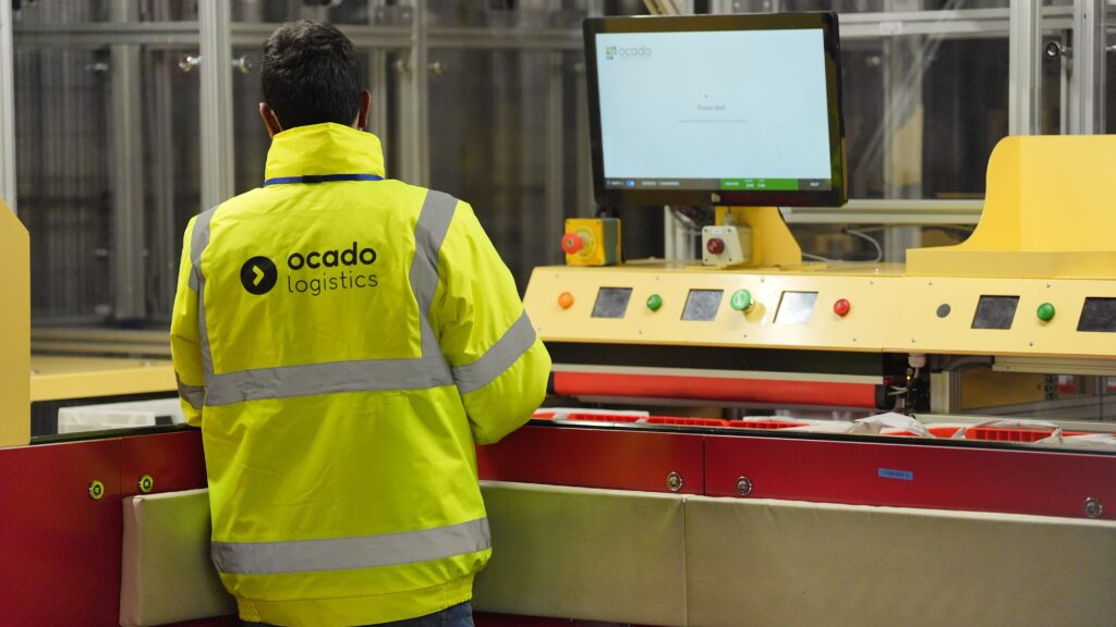 Façade du siège social britannique où Ocado supprime jusqu'à 1 000 emplois