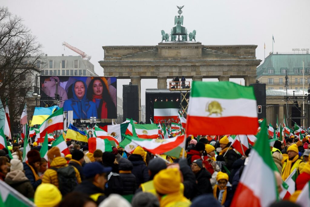 Des milliers de participants aux manifestations à Berlin brandissant des bannières pour la liberté.